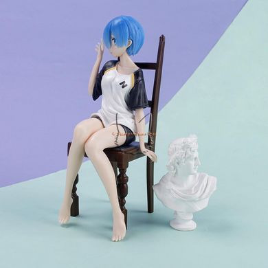 Аниме фигурка Рем (Rem) в одежде Субару (Subaru) - Re Zero - 16.5 см, со стульчиком
