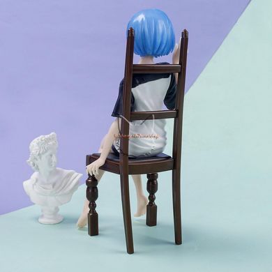 Аниме фигурка Рем (Rem) в одежде Субару (Subaru) - Re Zero - 16.5 см, со стульчиком