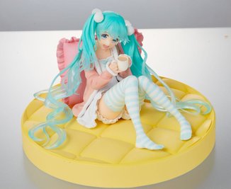 Anime figure "Hatsune Miku in home clothes (Shifuku Ver.)" - 12 cm, with stand and pillow - original