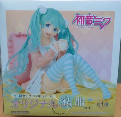 Anime figure "Hatsune Miku in home clothes (Shifuku Ver.)" - 12 cm, with stand and pillow - original