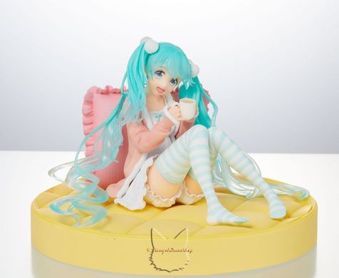 Аниме фигурка "Хацуне Мику (Hatsune Miku) в домашней одежде (Shifuku Ver.)" - 12 см, с подставкой и подушкой - оригинал