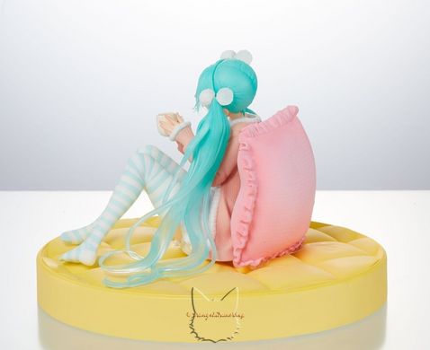 Anime figure "Hatsune Miku in home clothes (Shifuku Ver.)" - 12 cm, with stand and pillow - original