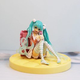 Аниме фигурка "Хацуне Мику (Hatsune Miku) в домашней одежде (Shifuku Ver.)" - 12 см, с подставкой и подушкой - копия