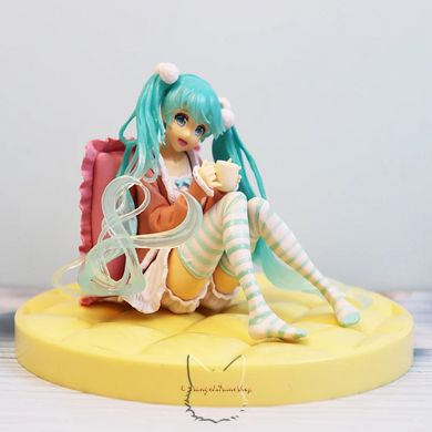 Аниме фигурка "Хацуне Мику (Hatsune Miku) в домашней одежде (Shifuku Ver.)" - 12 см, с подставкой и подушкой - копия