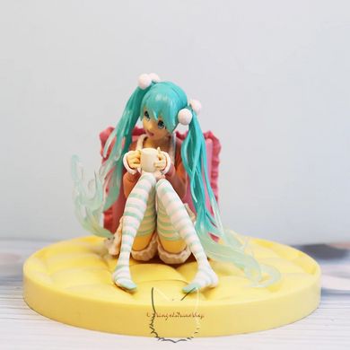 Аниме фигурка "Хацуне Мику (Hatsune Miku) в домашней одежде (Shifuku Ver.)" - 12 см, с подставкой и подушкой - копия