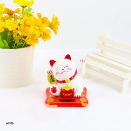 Японський кіт Манекі неко (Maneki neko)  з сонячною батареєю